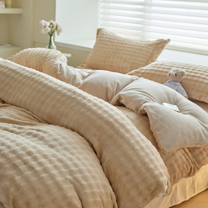 91家纺网 家纺一手货源 找家纺 卡斯诺家纺馆 2025新款A类高克重兔毛绒牛奶绒四件套（赠礼袋） 驼拼白