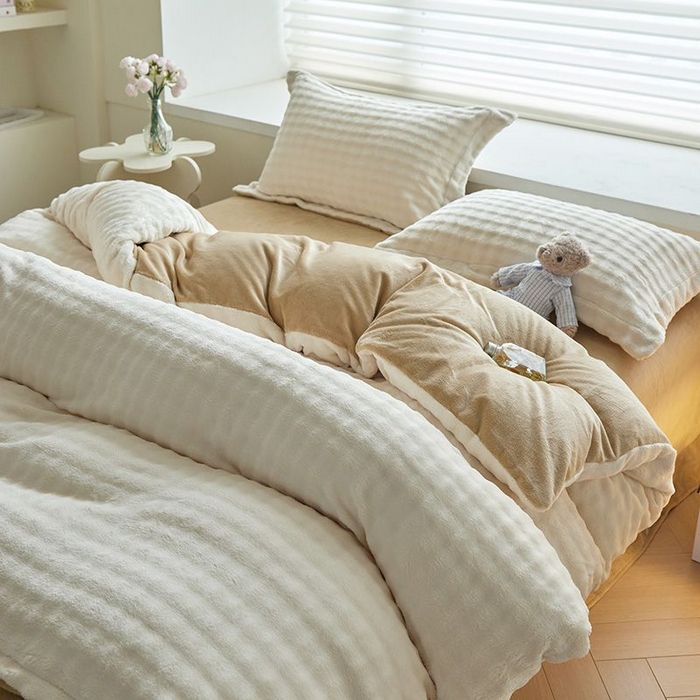 91家纺网 家纺一手货源 找家纺 卡斯诺家纺馆 2025新款A类高克重兔毛绒牛奶绒四件套（赠礼袋） 白拼驼