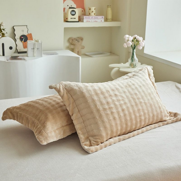 91家纺网 家纺一手货源 找家纺 卡斯诺家纺馆 2025新款A类高克重兔毛绒牛奶绒四件套（赠礼袋） 驼拼白