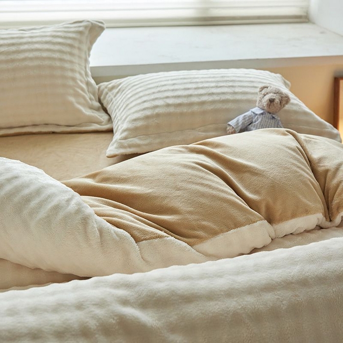 91家纺网 家纺一手货源 找家纺 卡斯诺家纺馆 2025新款A类高克重兔毛绒牛奶绒四件套（赠礼袋） 白拼驼