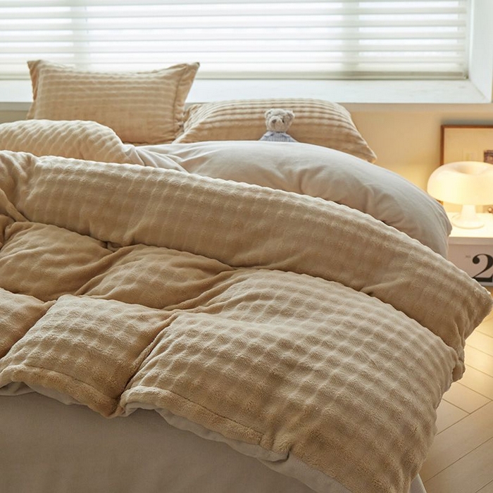 91家纺网 家纺一手货源 找家纺 卡斯诺家纺馆 2025新款A类高克重兔毛绒牛奶绒四件套（赠礼袋） 驼拼白