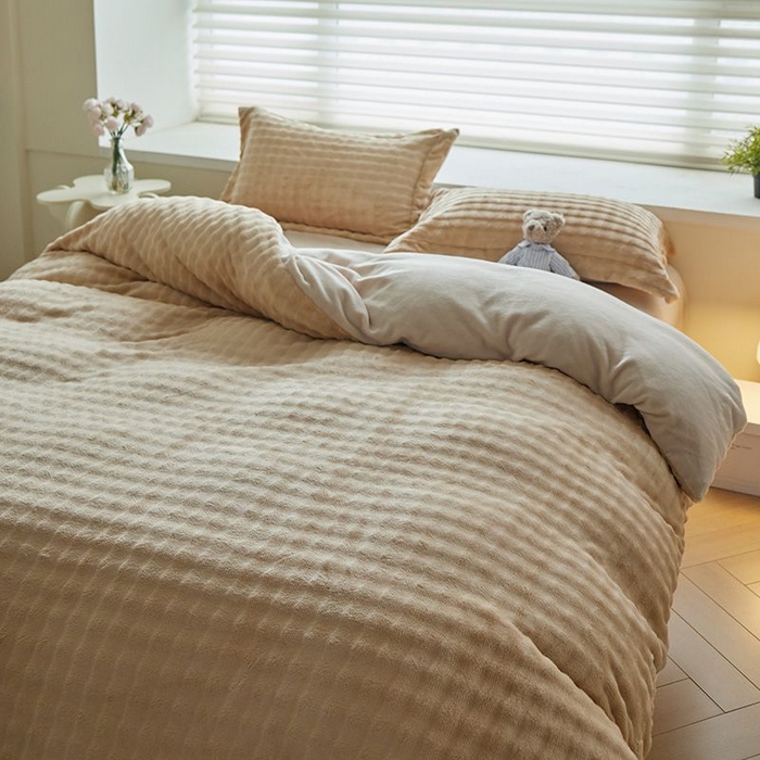 91家纺网 家纺一手货源 找家纺 卡斯诺家纺馆 2025新款A类高克重兔毛绒牛奶绒四件套（赠礼袋） 驼拼白