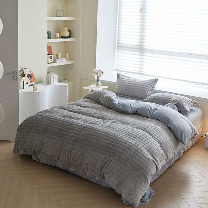 91家纺网 家纺一手货源 找家纺 卡斯诺家纺馆 2025新款A类高克重兔毛绒牛奶绒四件套（赠礼袋） 银灰蓝