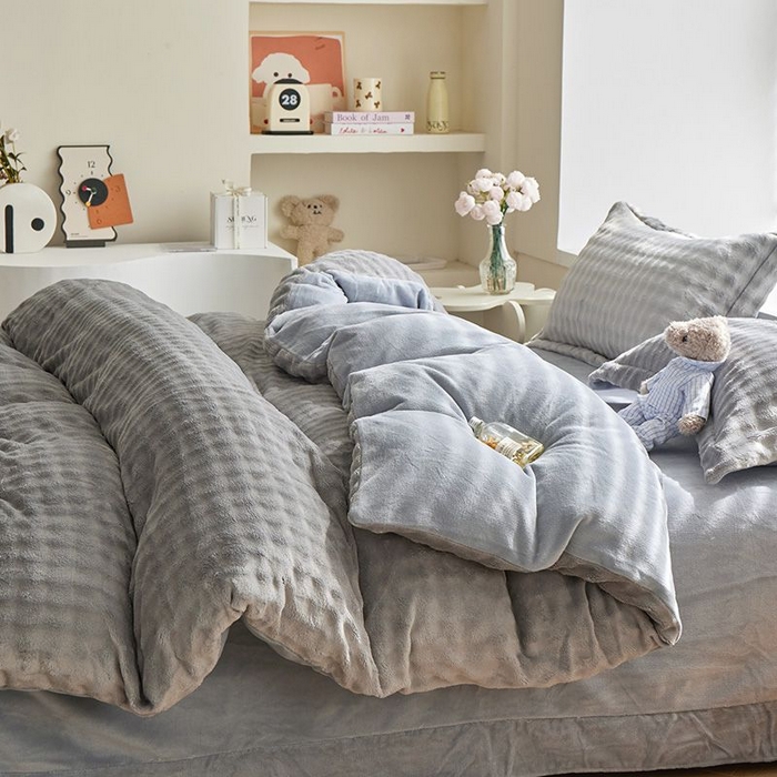 91家纺网 家纺一手货源 找家纺 卡斯诺家纺馆 2025新款A类高克重兔毛绒牛奶绒四件套（赠礼袋） 银灰蓝