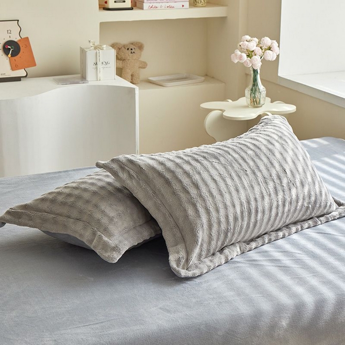 91家纺网 家纺一手货源 找家纺 卡斯诺家纺馆 2025新款A类高克重兔毛绒牛奶绒四件套（赠礼袋） 银灰蓝