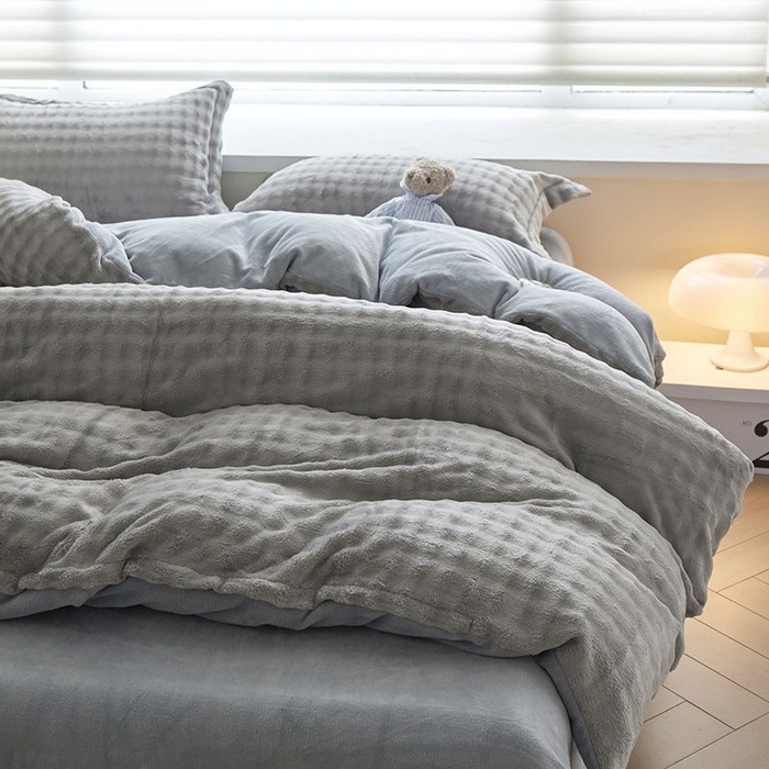 91家纺网 家纺一手货源 找家纺 卡斯诺家纺馆 2025新款A类高克重兔毛绒牛奶绒四件套（赠礼袋） 银灰蓝