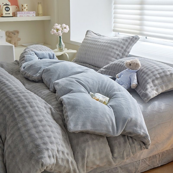 91家纺网 家纺一手货源 找家纺 卡斯诺家纺馆 2025新款A类高克重兔毛绒牛奶绒四件套（赠礼袋） 银灰蓝