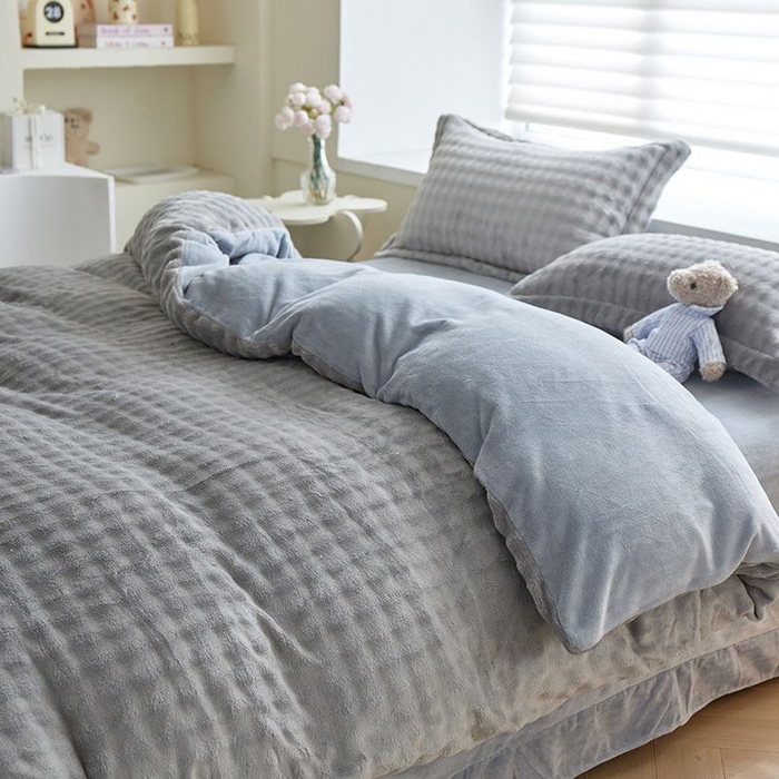 91家纺网 家纺一手货源 找家纺 卡斯诺家纺馆 2025新款A类高克重兔毛绒牛奶绒四件套（赠礼袋） 银灰蓝