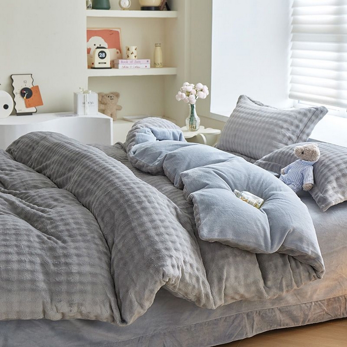 91家纺网 家纺一手货源 找家纺 卡斯诺家纺馆 2025新款A类高克重兔毛绒牛奶绒四件套（赠礼袋） 银灰蓝