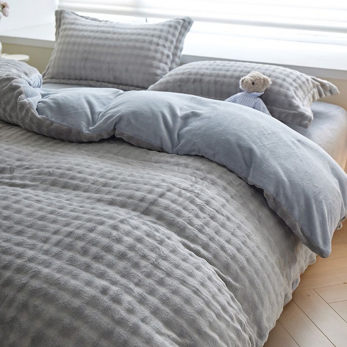 91家纺网 家纺一手货源 找家纺 卡斯诺家纺馆 2025新款A类高克重兔毛绒牛奶绒四件套（赠礼袋） 银灰蓝