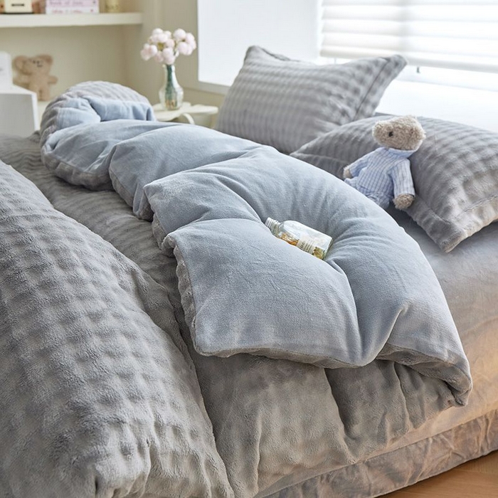 91家纺网 家纺一手货源 找家纺 卡斯诺家纺馆 2025新款A类高克重兔毛绒牛奶绒四件套（赠礼袋） 银灰蓝