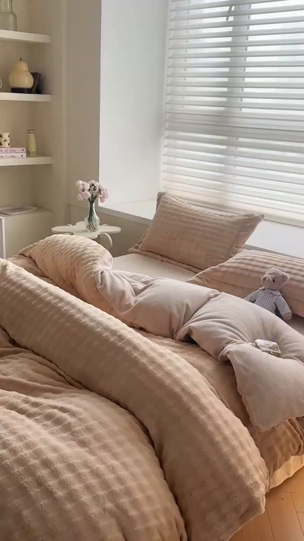 91家纺网 家纺一手货源 找家纺 卡斯诺家纺馆 2025新款A类高克重兔毛绒牛奶绒四件套（赠礼袋） 驼拼白