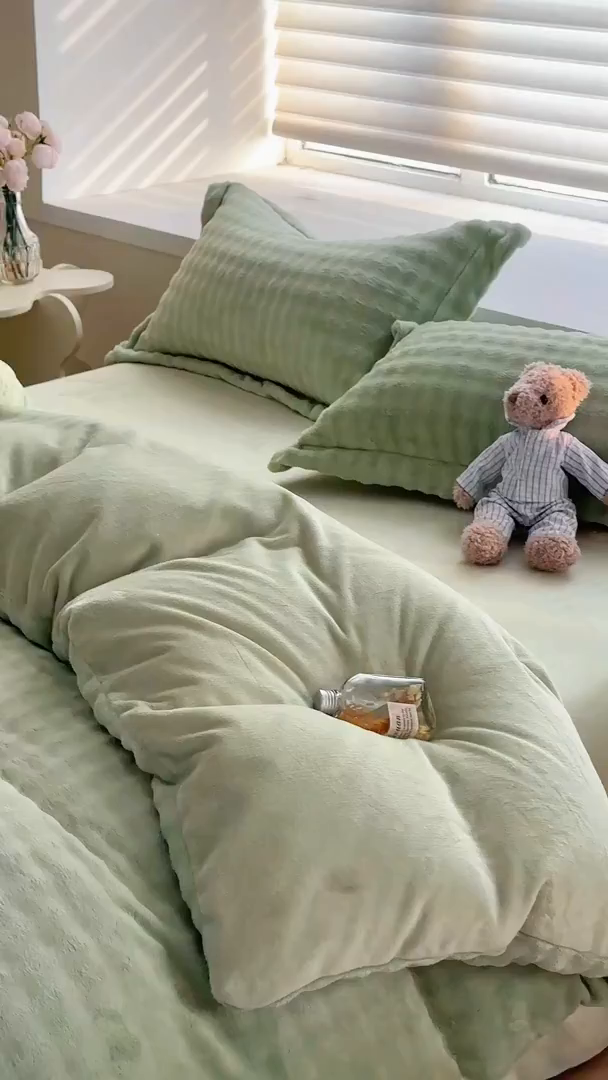 91家纺网 家纺一手货源 找家纺 卡斯诺家纺馆 2025新款A类高克重兔毛绒牛奶绒四件套（赠礼袋） 抹茶绿