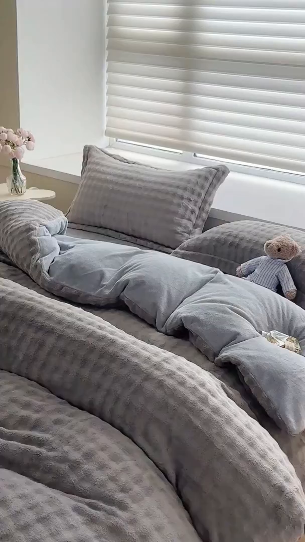 91家纺网 家纺一手货源 找家纺 卡斯诺家纺馆 2025新款A类高克重兔毛绒牛奶绒四件套（赠礼袋） 银灰蓝