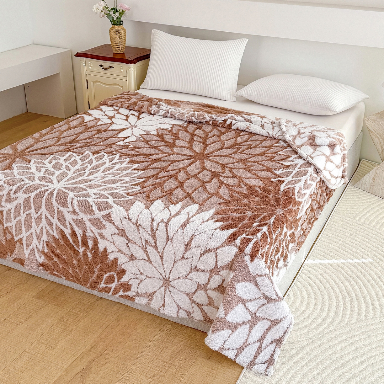 91家纺网 家纺一手货源 找家纺 （总）枋梢家纺 2025新款万花筒阳离子提花镂空塔芙绒保暖午睡双层毛毯办公室盖毯