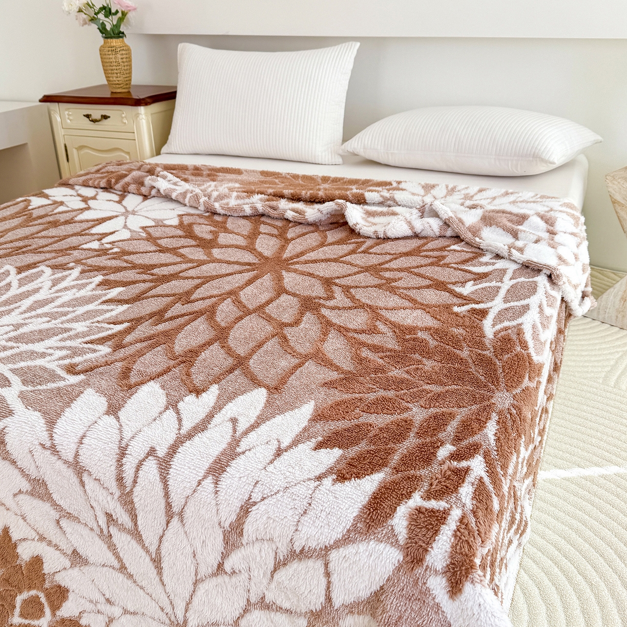 91家纺网 家纺一手货源 找家纺 （总）枋梢家纺 2025新款万花筒阳离子提花镂空塔芙绒保暖午睡双层毛毯办公室盖毯