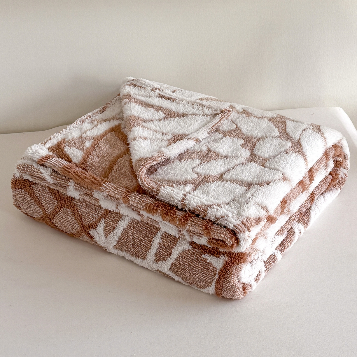 91家纺网 家纺一手货源 找家纺 （总）枋梢家纺 2025新款万花筒阳离子提花镂空塔芙绒保暖午睡双层毛毯办公室盖毯