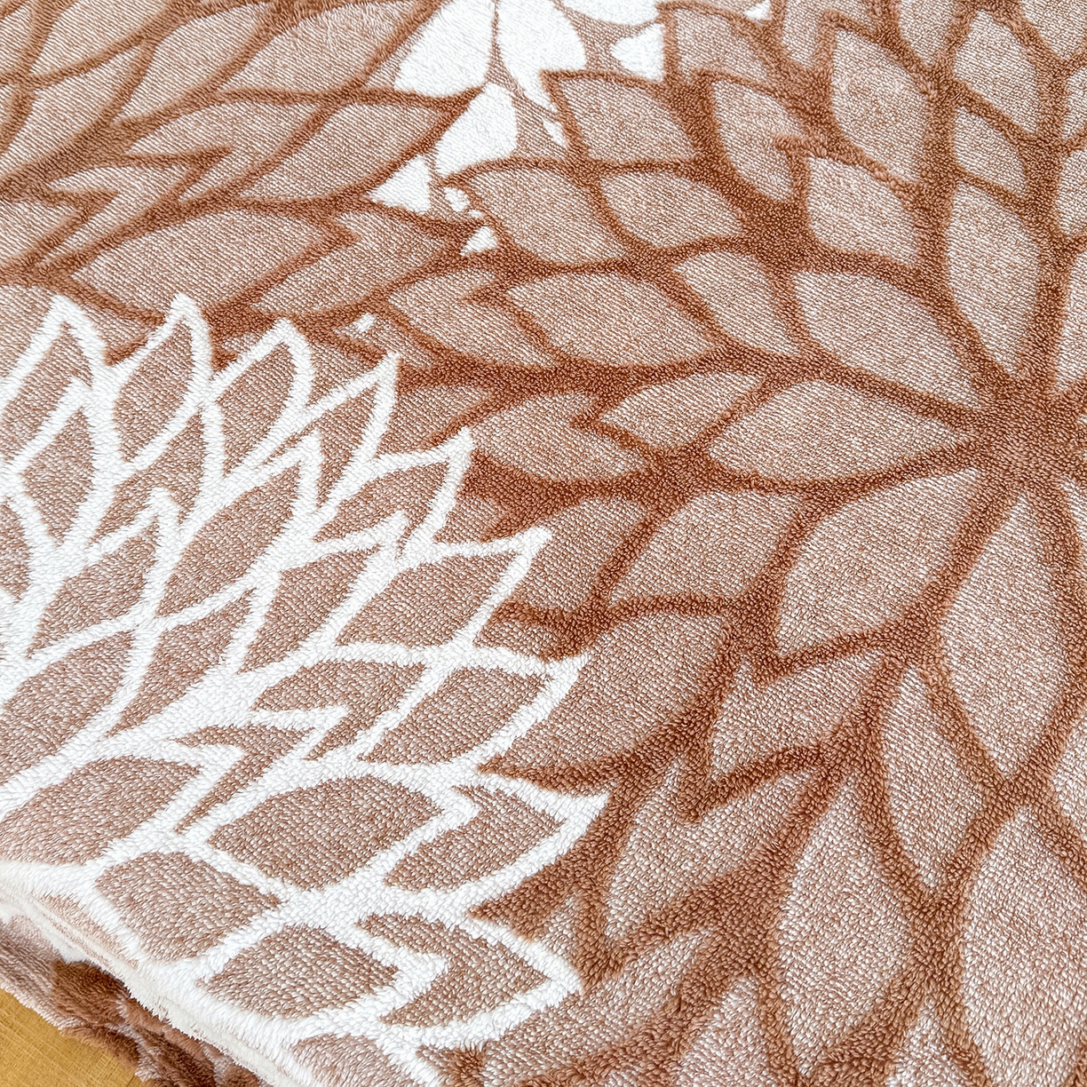 91家纺网 家纺一手货源 找家纺 （总）枋梢家纺 2025新款万花筒阳离子提花镂空塔芙绒保暖午睡双层毛毯办公室盖毯