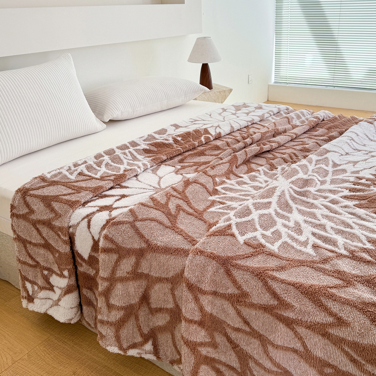 91家纺网 家纺一手货源 找家纺 枋梢家纺 2025新款万花筒阳离子提花镂空塔芙绒保暖午睡双层毛毯办公室盖毯 万花筒-咖色