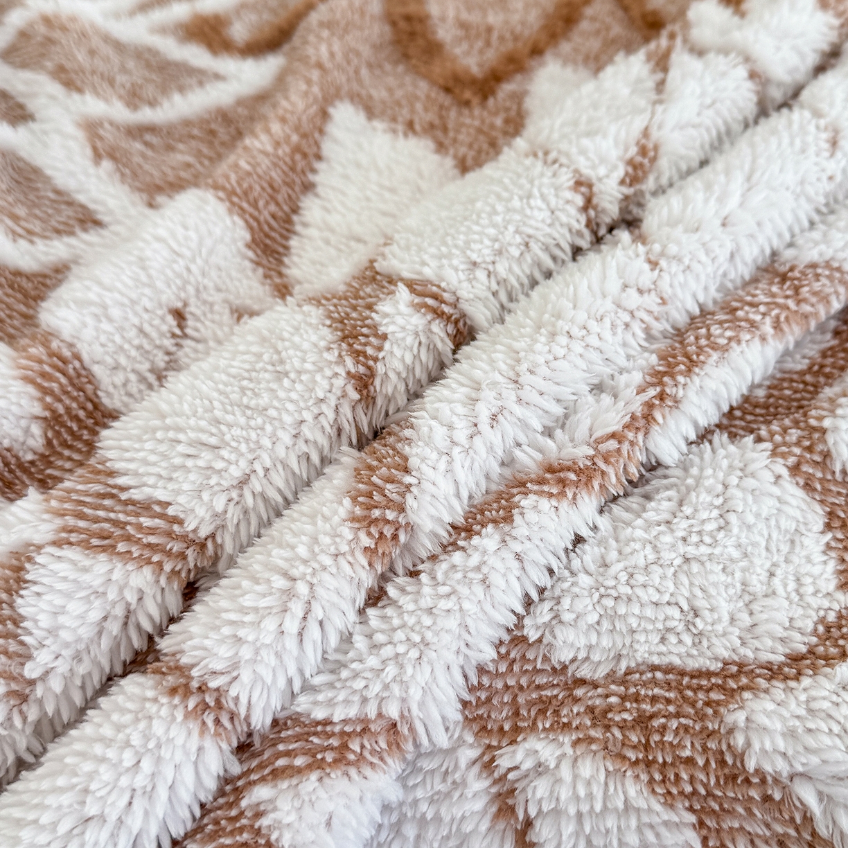 91家纺网 家纺一手货源 找家纺 枋梢家纺 2025新款万花筒阳离子提花镂空塔芙绒保暖午睡双层毛毯办公室盖毯 万花筒-咖色