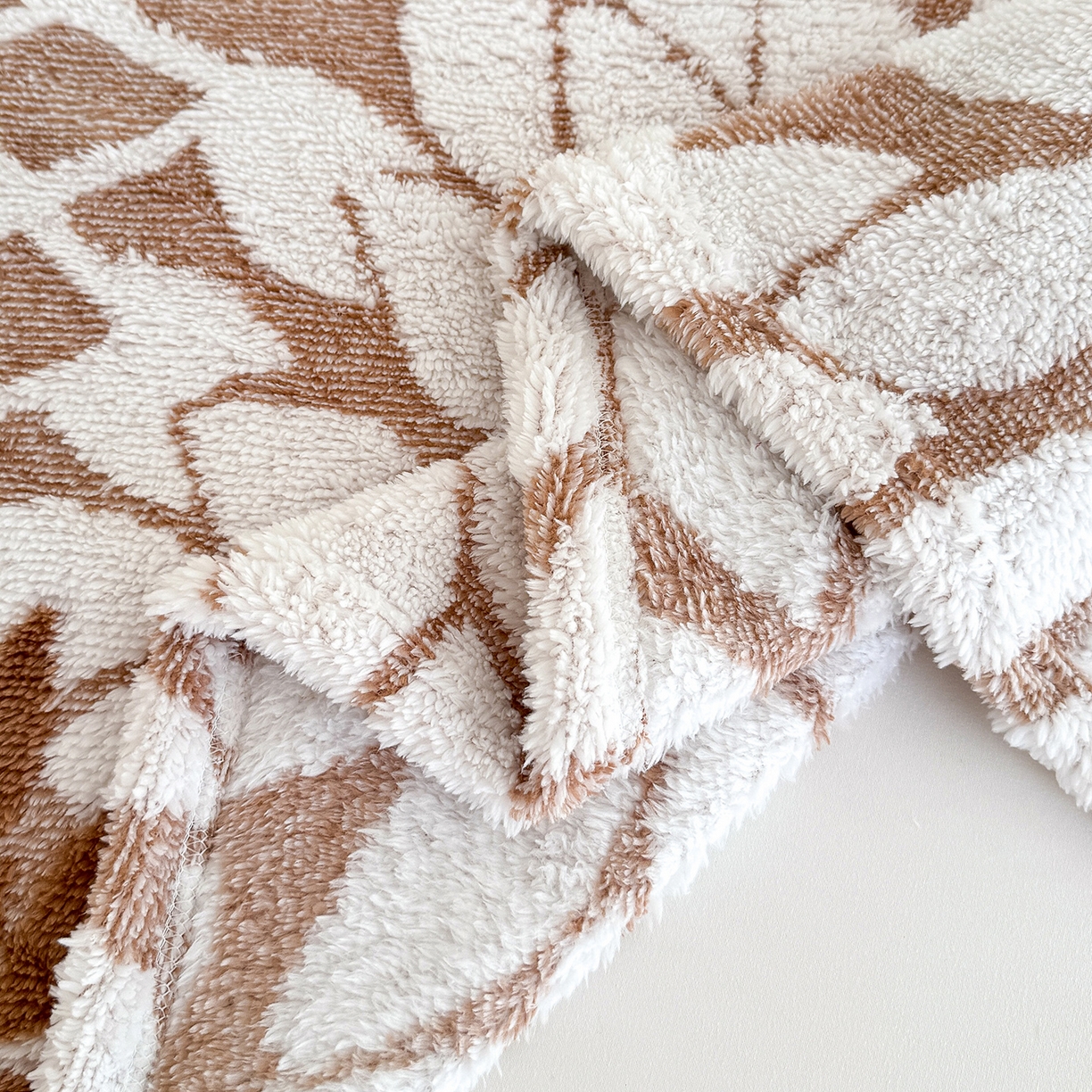 91家纺网 家纺一手货源 找家纺 枋梢家纺 2025新款万花筒阳离子提花镂空塔芙绒保暖午睡双层毛毯办公室盖毯 万花筒-咖色