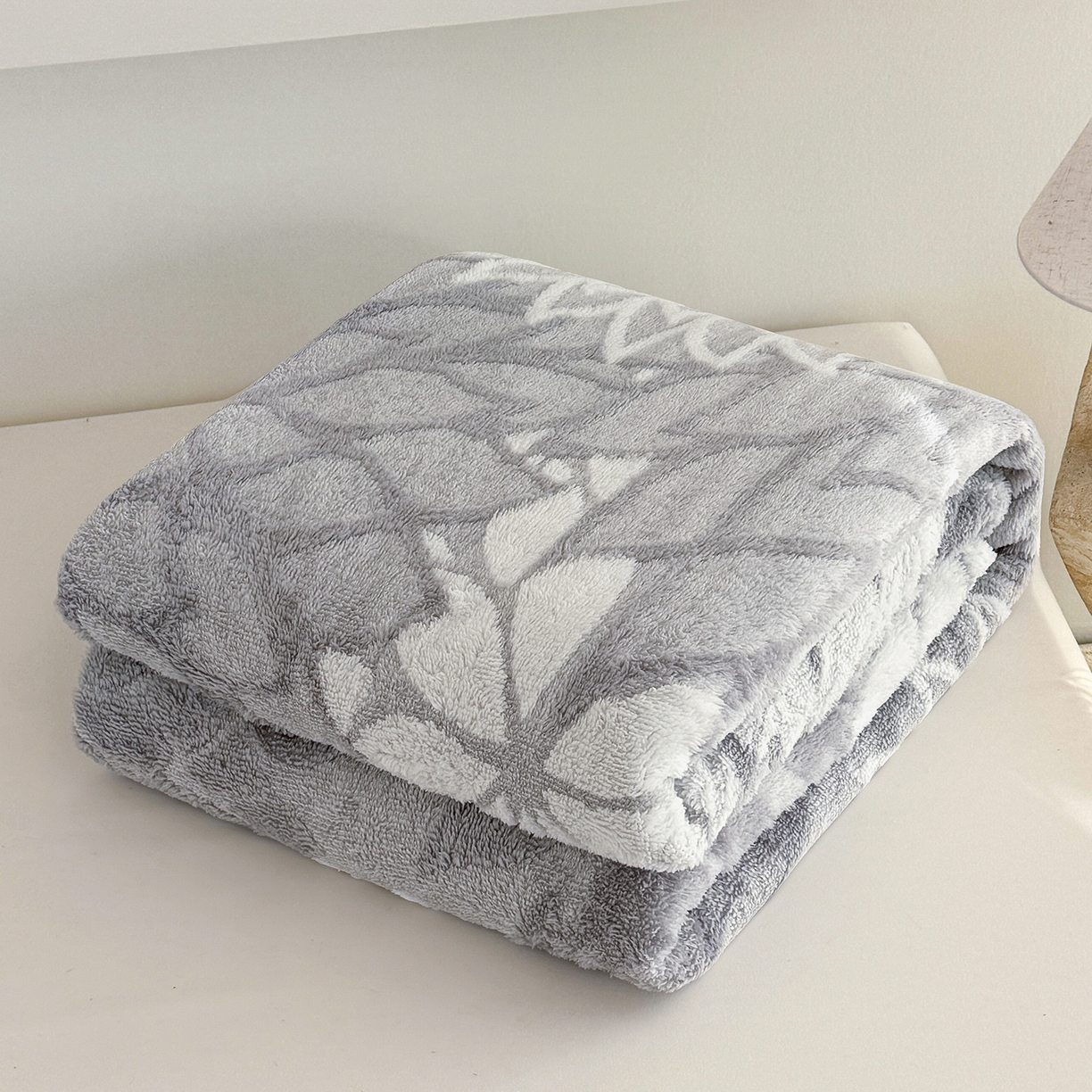 91家纺网 家纺一手货源 找家纺 枋梢家纺 2025新款万花筒阳离子提花镂空塔芙绒保暖午睡双层毛毯办公室盖毯 万花筒-浅灰