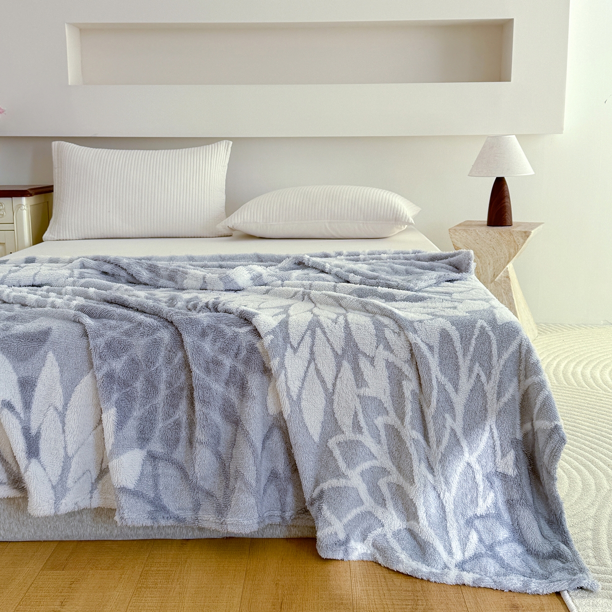 91家纺网 家纺一手货源 找家纺 枋梢家纺 2025新款万花筒阳离子提花镂空塔芙绒保暖午睡双层毛毯办公室盖毯 万花筒-浅灰