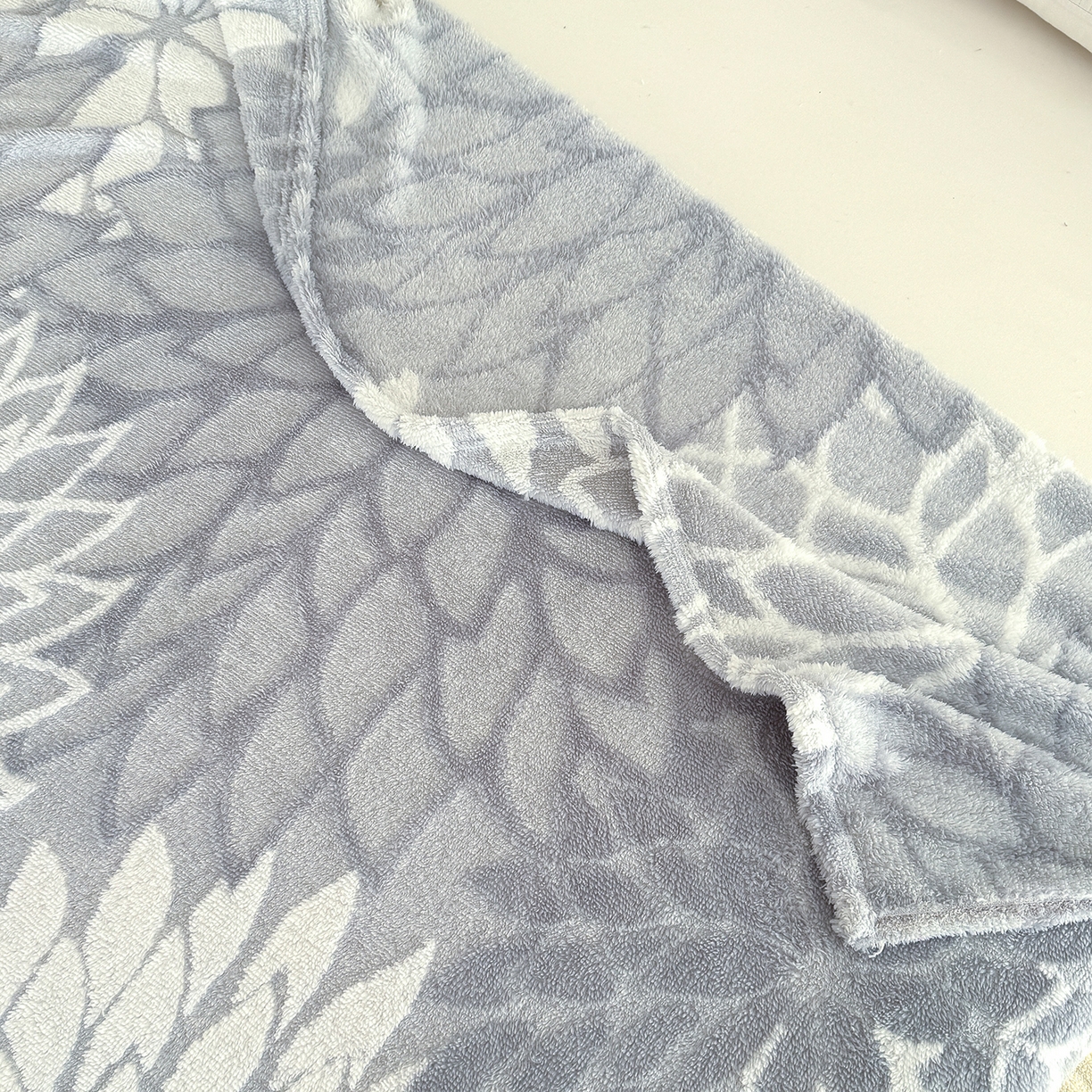 91家纺网 家纺一手货源 找家纺 枋梢家纺 2025新款万花筒阳离子提花镂空塔芙绒保暖午睡双层毛毯办公室盖毯 万花筒-浅灰