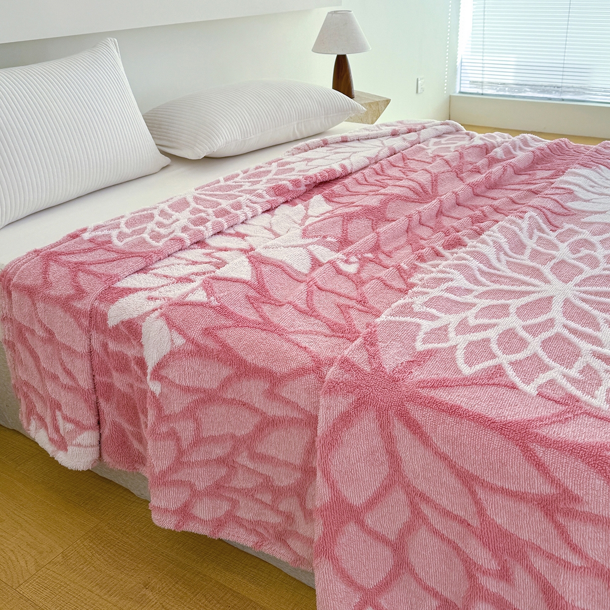 91家纺网 家纺一手货源 找家纺 枋梢家纺 2025新款万花筒阳离子提花镂空塔芙绒保暖午睡双层毛毯办公室盖毯 万花筒-柔粉