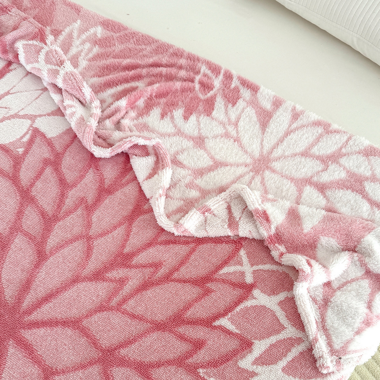 91家纺网 家纺一手货源 找家纺 枋梢家纺 2025新款万花筒阳离子提花镂空塔芙绒保暖午睡双层毛毯办公室盖毯 万花筒-柔粉