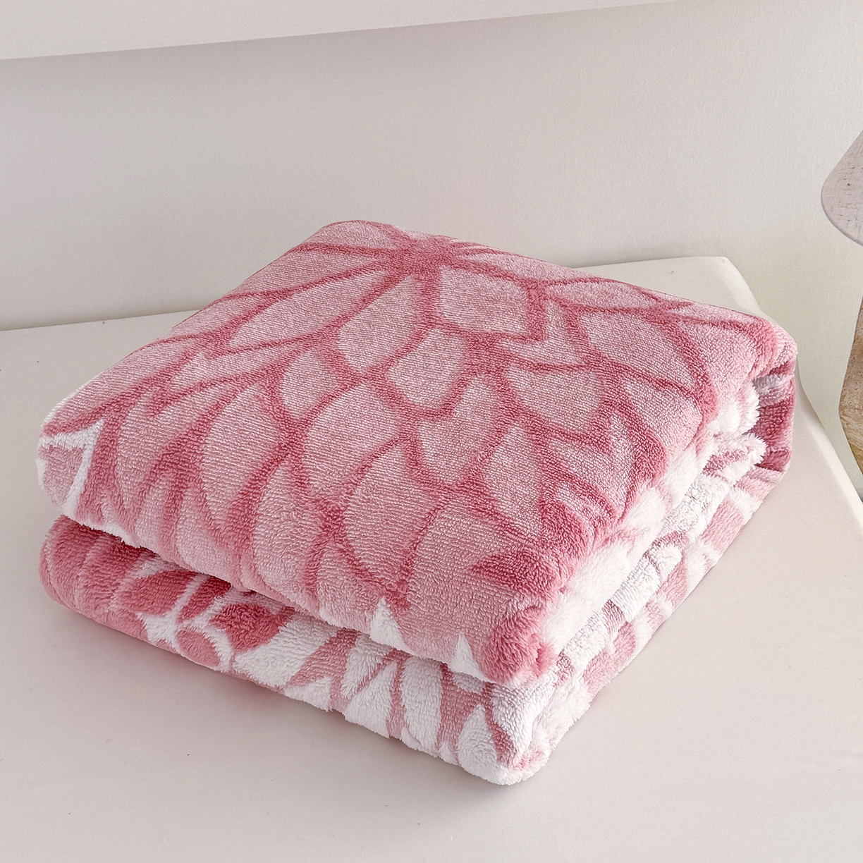 91家纺网 家纺一手货源 找家纺 枋梢家纺 2025新款万花筒阳离子提花镂空塔芙绒保暖午睡双层毛毯办公室盖毯 万花筒-柔粉