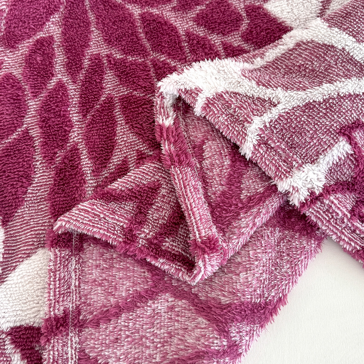 91家纺网 家纺一手货源 找家纺 枋梢家纺 2025新款万花筒阳离子提花镂空塔芙绒保暖午睡双层毛毯办公室盖毯 万花筒-玫红