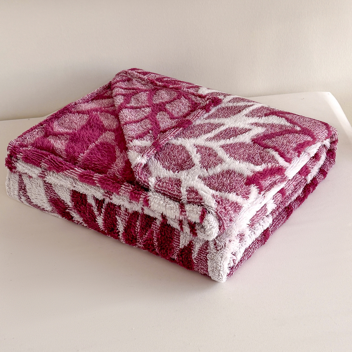 91家纺网 家纺一手货源 找家纺 枋梢家纺 2025新款万花筒阳离子提花镂空塔芙绒保暖午睡双层毛毯办公室盖毯 万花筒-玫红