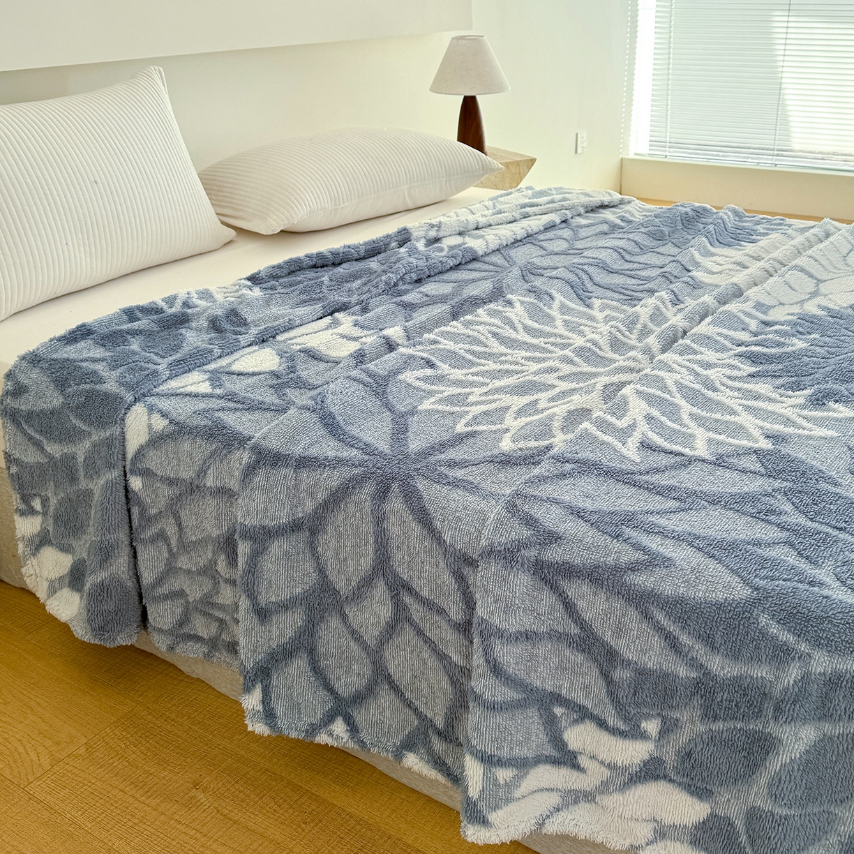 91家纺网 家纺一手货源 找家纺 枋梢家纺 2025新款万花筒阳离子提花镂空塔芙绒保暖午睡双层毛毯办公室盖毯 万花筒-浅蓝