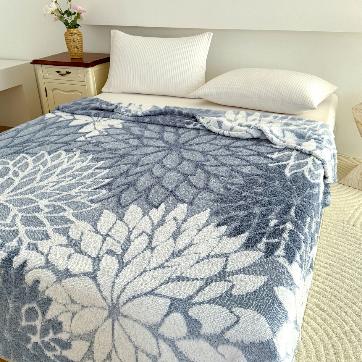 91家纺网 家纺一手货源 找家纺 枋梢家纺 2025新款万花筒阳离子提花镂空塔芙绒保暖午睡双层毛毯办公室盖毯 万花筒-浅蓝