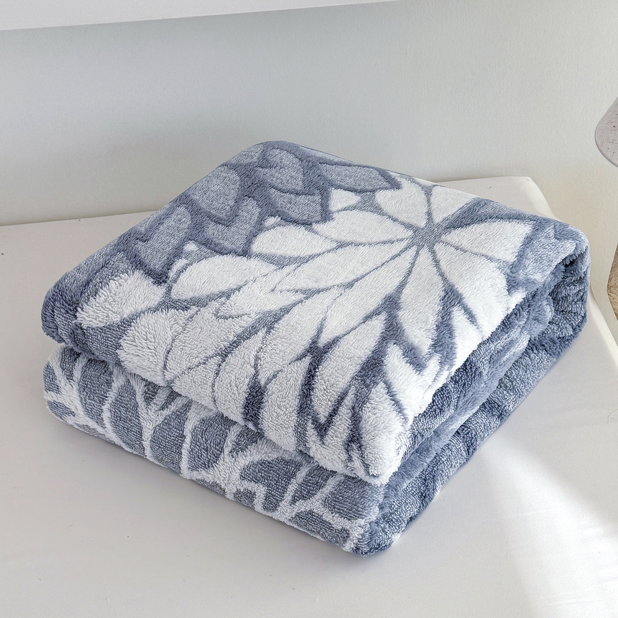 91家纺网 家纺一手货源 找家纺 枋梢家纺 2025新款万花筒阳离子提花镂空塔芙绒保暖午睡双层毛毯办公室盖毯 万花筒-浅蓝