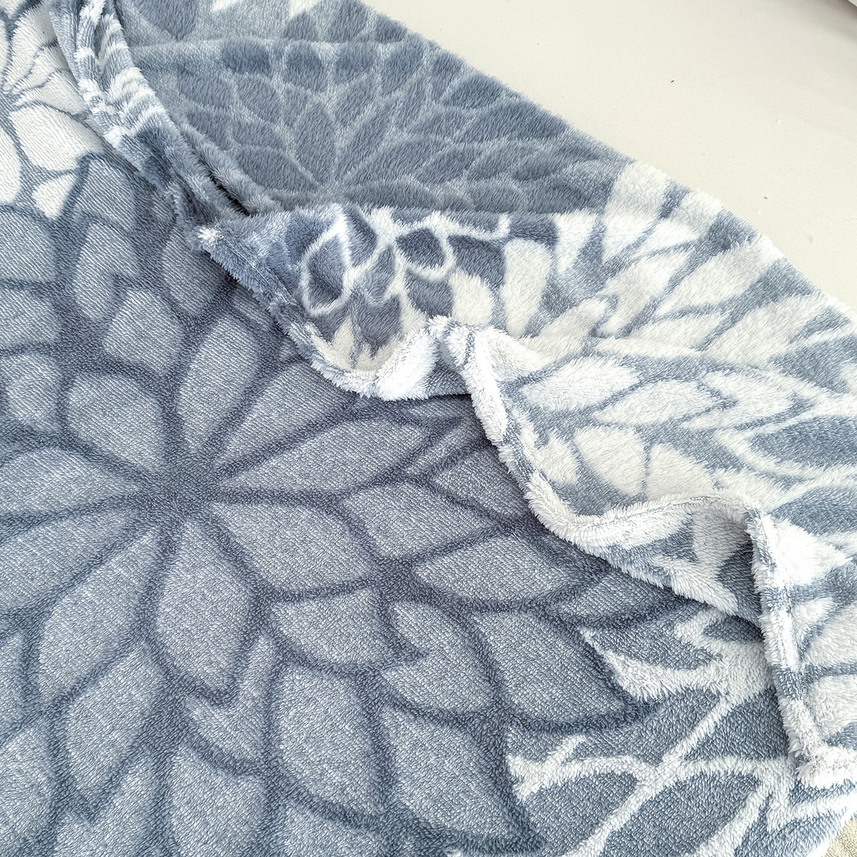 91家纺网 家纺一手货源 找家纺 枋梢家纺 2025新款万花筒阳离子提花镂空塔芙绒保暖午睡双层毛毯办公室盖毯 万花筒-浅蓝