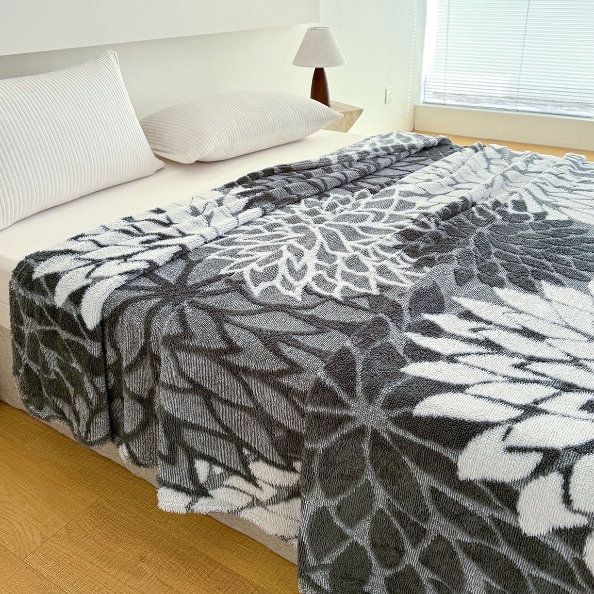 91家纺网 家纺一手货源 找家纺 枋梢家纺 2025新款万花筒阳离子提花镂空塔芙绒保暖午睡双层毛毯办公室盖毯 万花筒-深灰