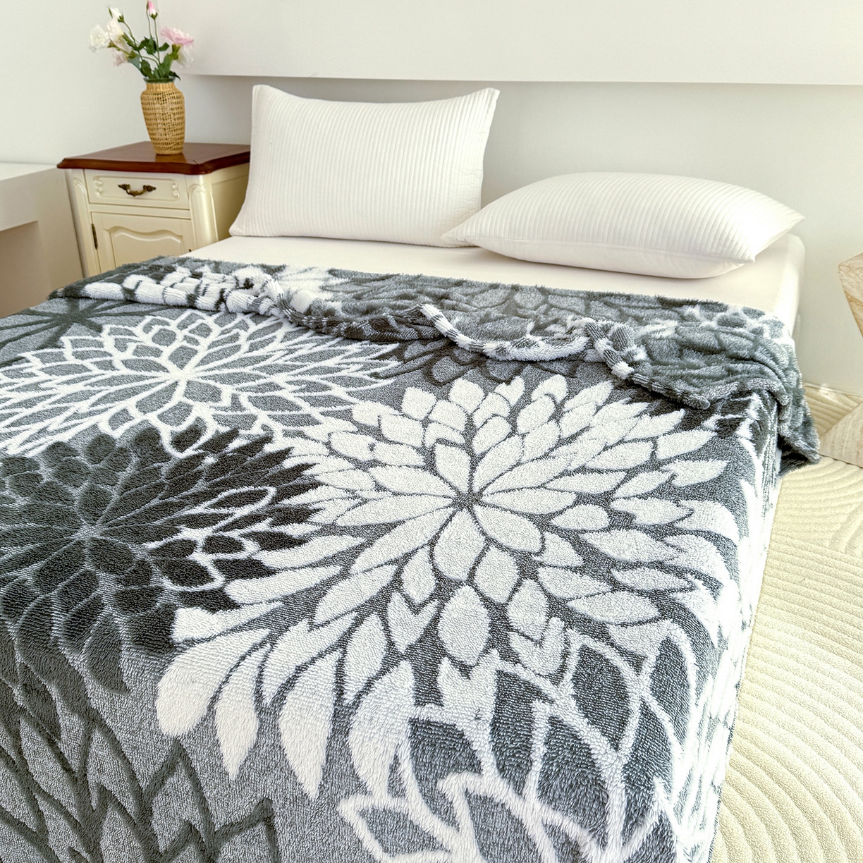 91家纺网 家纺一手货源 找家纺 枋梢家纺 2025新款万花筒阳离子提花镂空塔芙绒保暖午睡双层毛毯办公室盖毯 万花筒-深灰