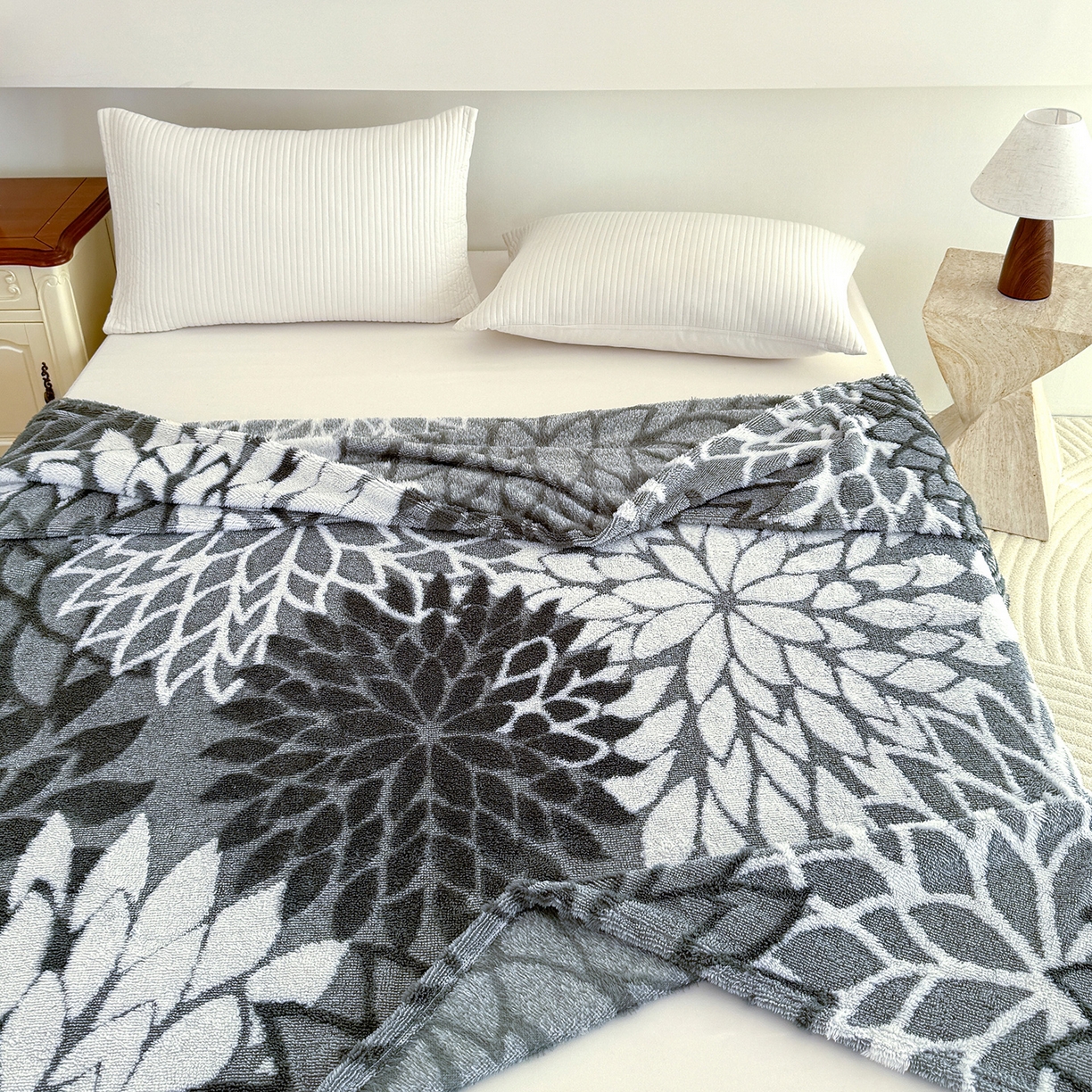 91家纺网 家纺一手货源 找家纺 枋梢家纺 2025新款万花筒阳离子提花镂空塔芙绒保暖午睡双层毛毯办公室盖毯 万花筒-深灰