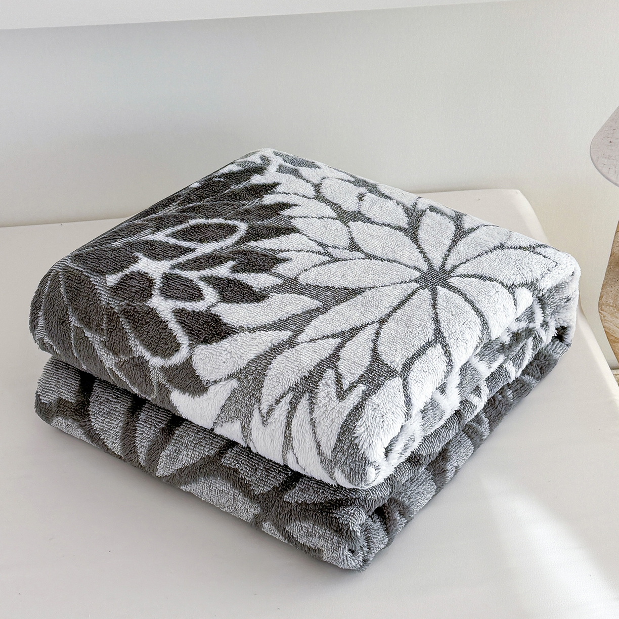 91家纺网 家纺一手货源 找家纺 枋梢家纺 2025新款万花筒阳离子提花镂空塔芙绒保暖午睡双层毛毯办公室盖毯 万花筒-深灰