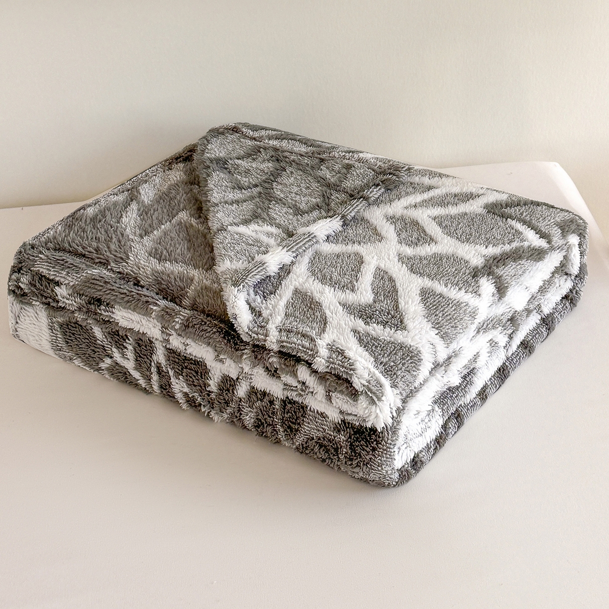 91家纺网 家纺一手货源 找家纺 枋梢家纺 2025新款万花筒阳离子提花镂空塔芙绒保暖午睡双层毛毯办公室盖毯 万花筒-深灰