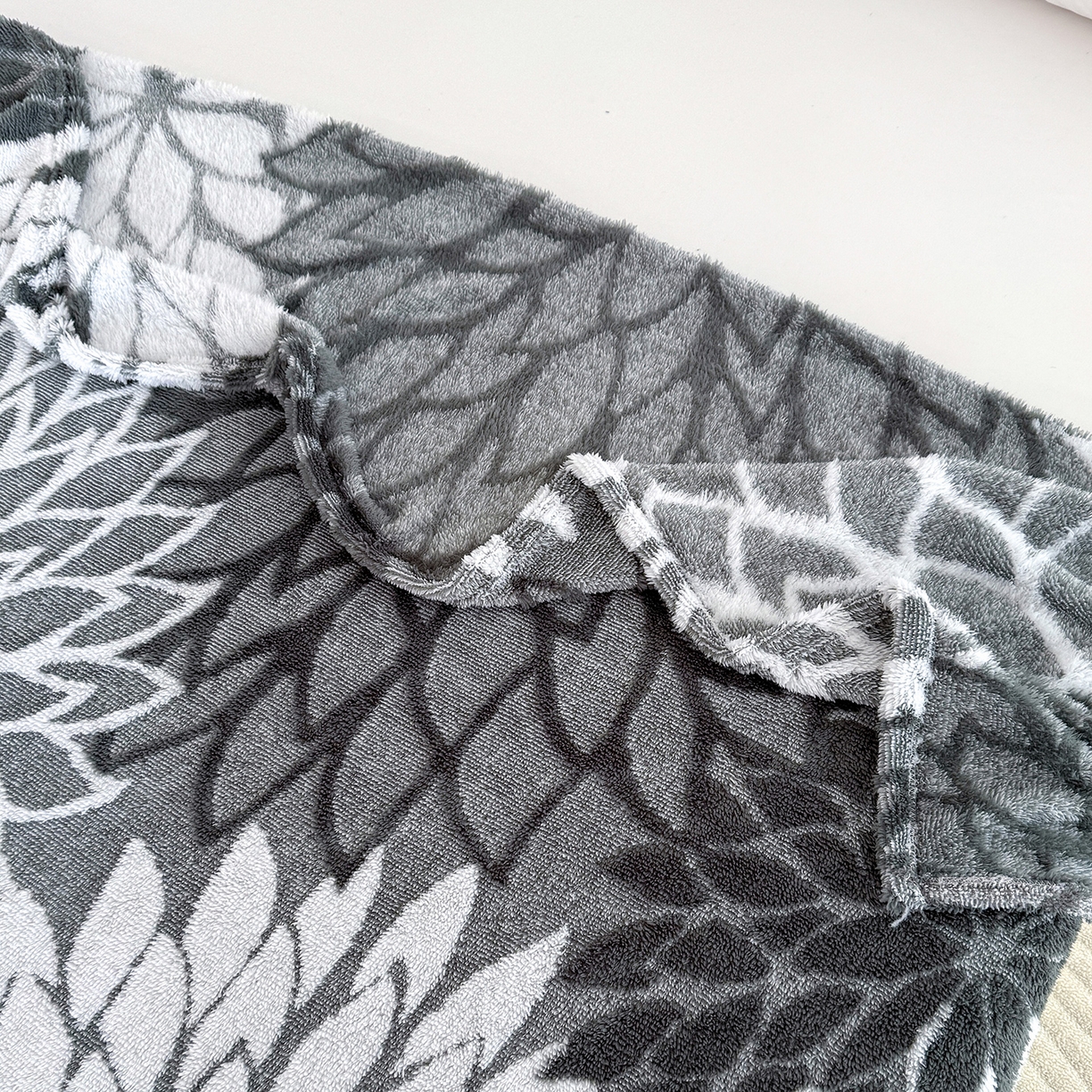 91家纺网 家纺一手货源 找家纺 枋梢家纺 2025新款万花筒阳离子提花镂空塔芙绒保暖午睡双层毛毯办公室盖毯 万花筒-深灰