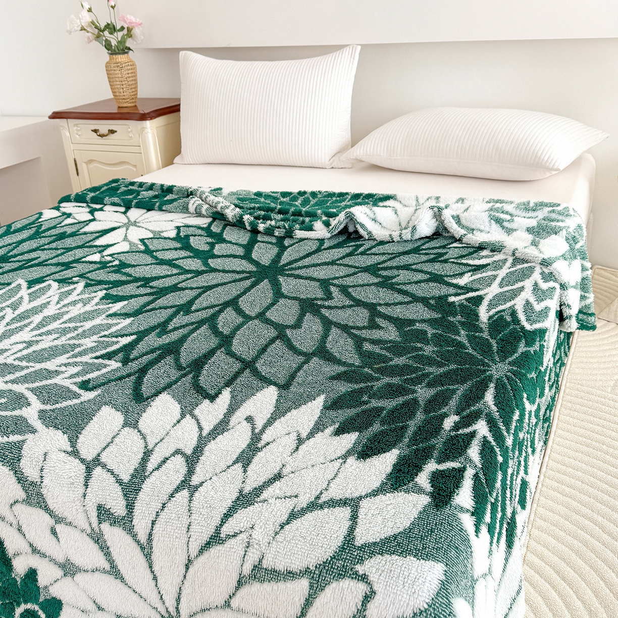 91家纺网 家纺一手货源 找家纺 枋梢家纺 2025新款万花筒阳离子提花镂空塔芙绒保暖午睡双层毛毯办公室盖毯 万花筒-雅青