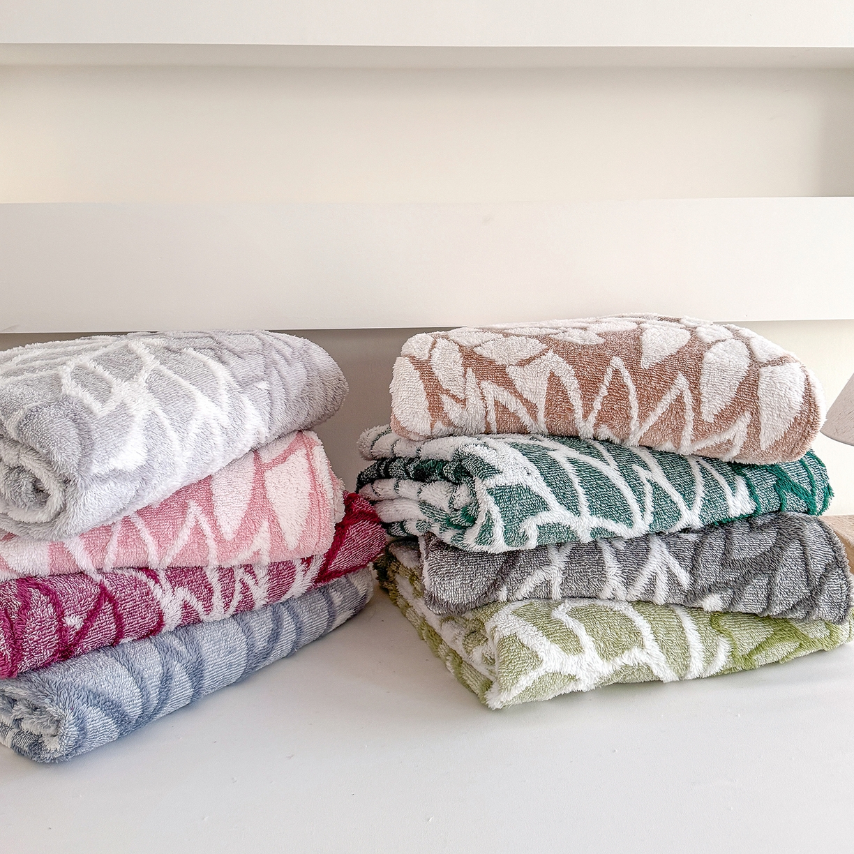 91家纺网 家纺一手货源 找家纺 枋梢家纺 2025新款万花筒阳离子提花镂空塔芙绒保暖午睡双层毛毯办公室盖毯 组合图