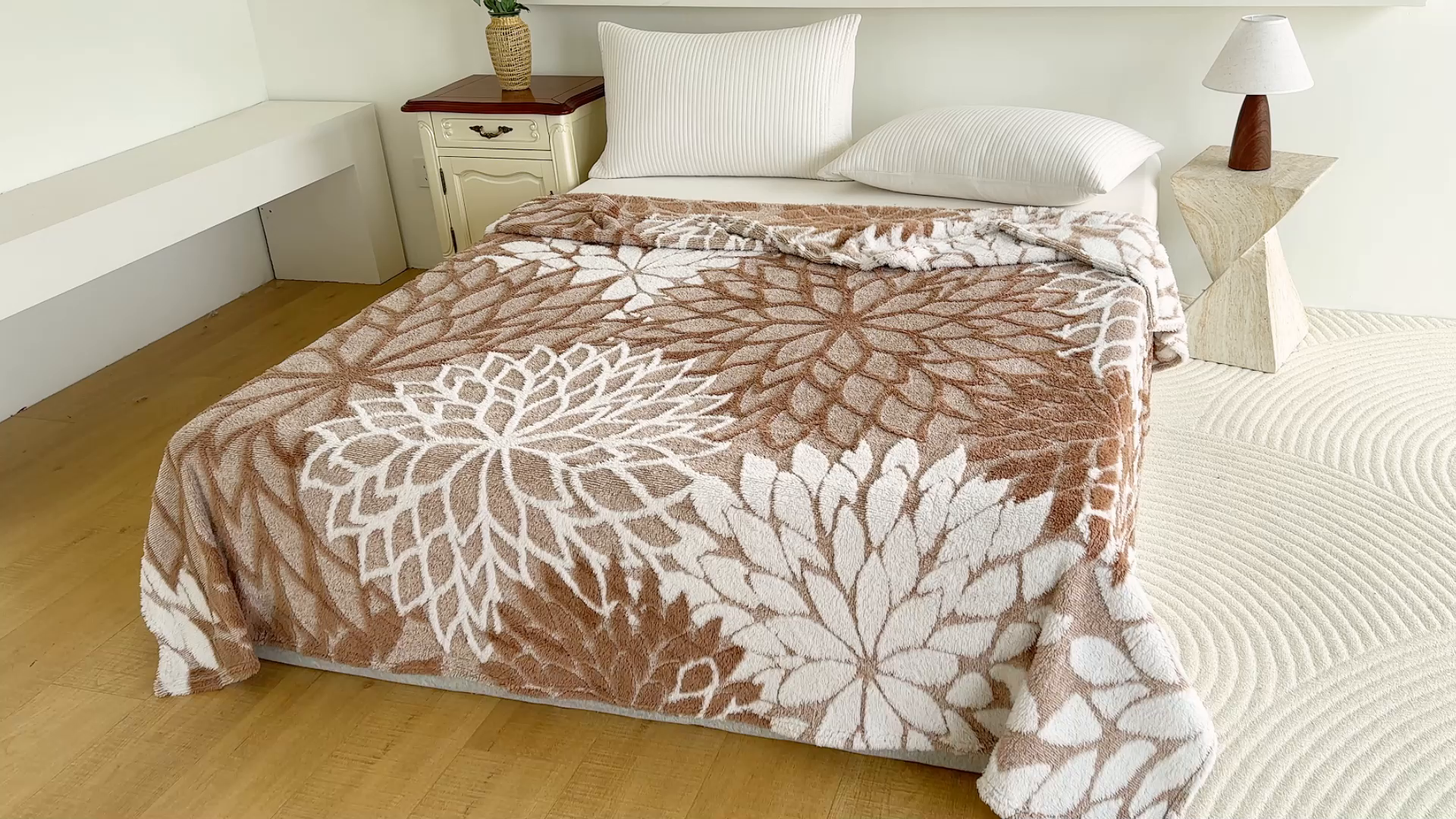 91家纺网 家纺一手货源 找家纺 （总）枋梢家纺 2025新款万花筒阳离子提花镂空塔芙绒保暖午睡双层毛毯办公室盖毯