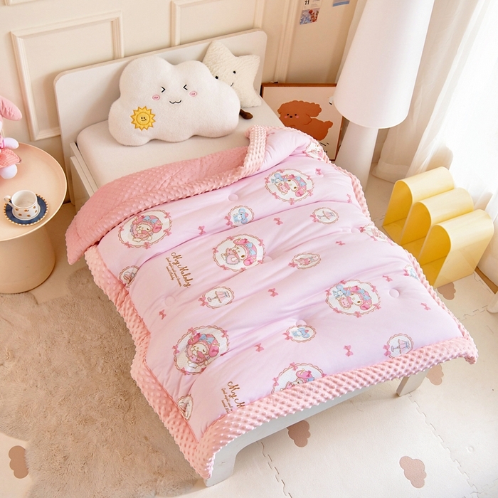 91家纺网 家纺一手货源 找家纺 （总）乐秀家纺 2025新款A类三丽鸥针织棉豆豆被 带激光防伪吊牌