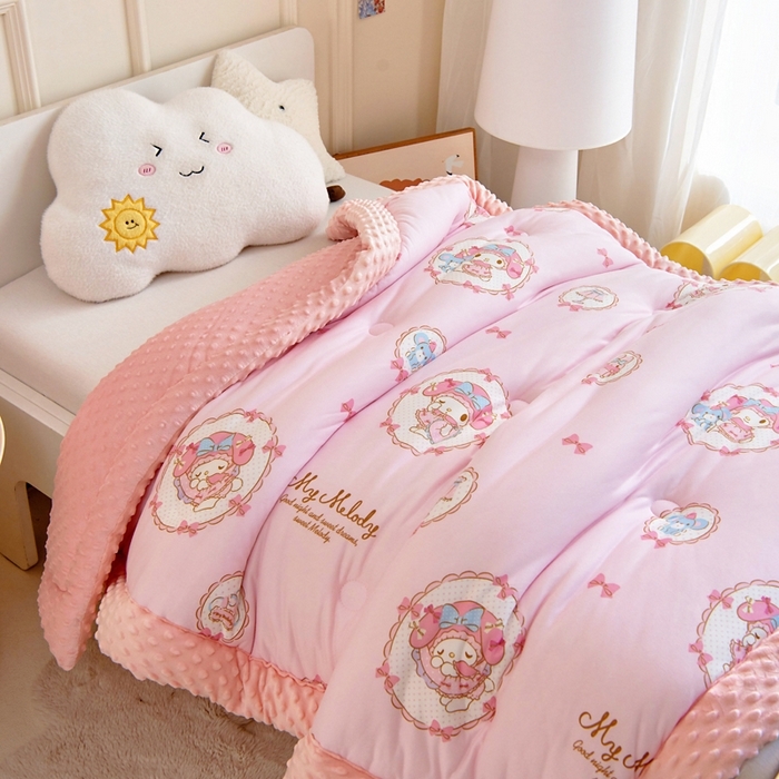 91家纺网 家纺一手货源 找家纺 （总）乐秀家纺 2025新款A类三丽鸥针织棉豆豆被 带激光防伪吊牌