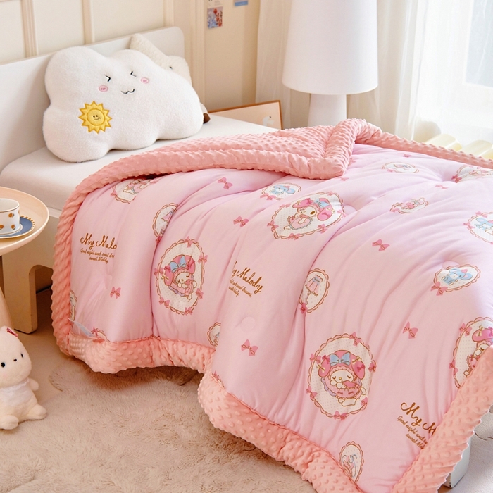 91家纺网 家纺一手货源 找家纺 （总）乐秀家纺 2025新款A类三丽鸥针织棉豆豆被 带激光防伪吊牌