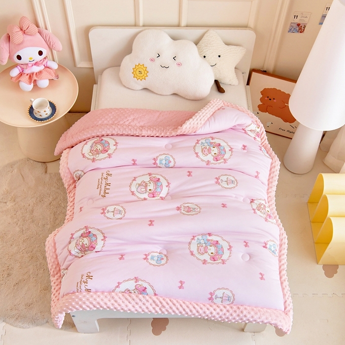 91家纺网 家纺一手货源 找家纺 （总）乐秀家纺 2025新款A类三丽鸥针织棉豆豆被 带激光防伪吊牌